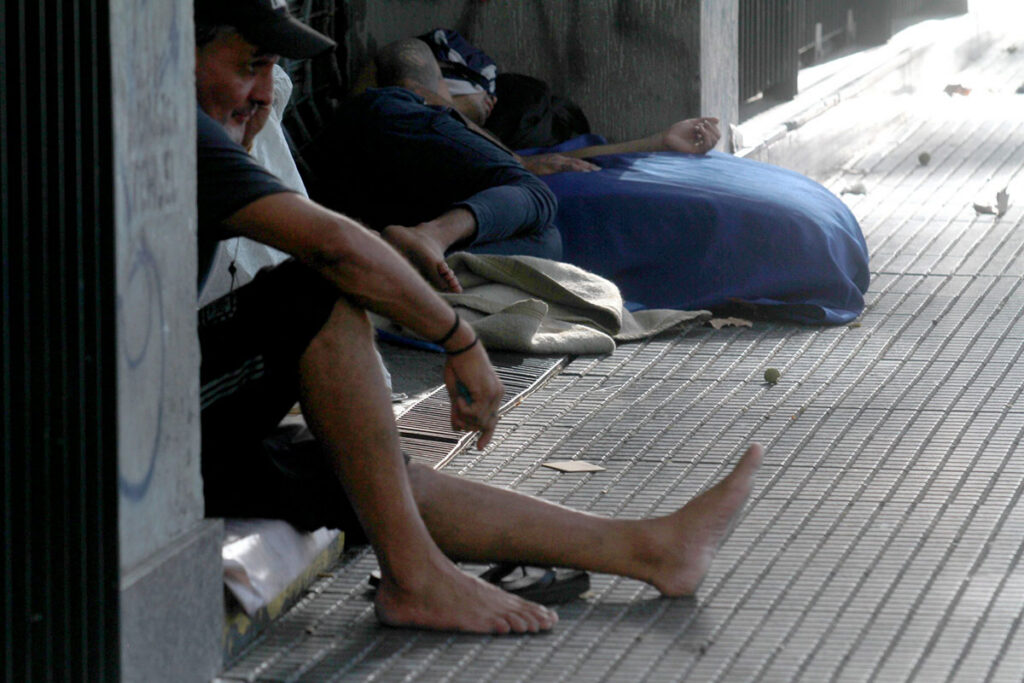 Personas durmiendo en la calle es el simbolismo del estallido social